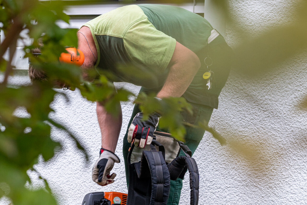 Mann im Garten am arbeiten